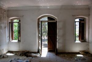 Una habitación abandonada. Las puertas y ventanas desvencijadas dejan ver un día centelleante fuera