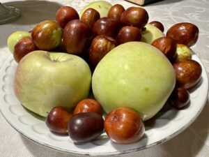 Un plato con manzanas espedriegas y jínjoles