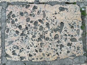 Una losa de piedra, parte del suelo frente a una catedral